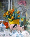 vaas met gele tulpen en varken